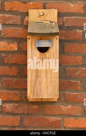 Una vecchia scatola di nidificazione su un muro di casa, nella vecchia scatola di nido su un flusso |, Ein alter Nistkasten un einer Hauswand |Una vecchia scatola di nido su una parete| Foto Stock