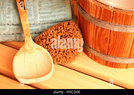 Sauna-vasca di infusione, frattazzo in legno e gli asciugamani, Sauna-Aufgusskuebel, Holzkelle und Handtuecher Foto Stock