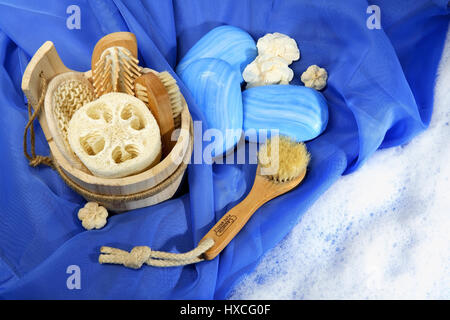 Vasca di infusione, massaggi scooter, Guanto massaggio, spugna, spazzola e sapone, Aufgusskuebel, Massageroller, Massagehandschuh, Schwamm, Buerste und Seife Foto Stock