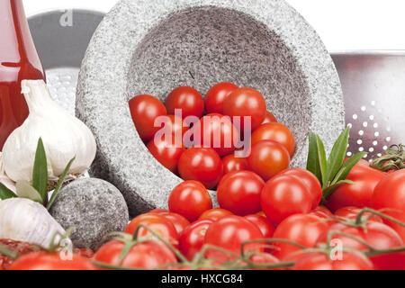 Pomodori con aglio e Koch di utensili, pomodori con aglio e cottura di arnese |, Tomaten mit Knoblauch und Koch-Utensilien |i pomodori con garl Foto Stock