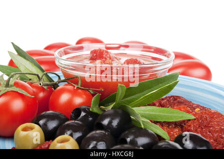 Passata di pomodori Pomodori arbusto, pomodori secchi e olive, passata di pomodori, pomodori pomodori secchi e olive |, Passierte Tomaten, Strauchtomate Foto Stock