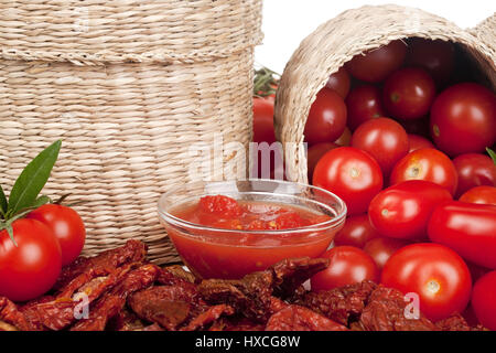 Arbusto, pomodori Pomodori passati, bottiglia pomodori e pomodori secchi, pomodori, passata di pomodori, pelati e pomodori secchi |, Strauchtomaten, pas Foto Stock