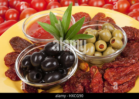 Olive con i pomodori passati e pomodori secchi, oliva con crema di pomodoro e pomodori secchi |, Oliven mit passierten Tomaten und Trockentomaten |Olive w Foto Stock