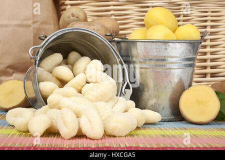 Patate cotte e Gnocchis, patate bollite e gnocchi |, Gekochte Kartoffeln und Gnocchis |patate bollite e gnocchi| Foto Stock