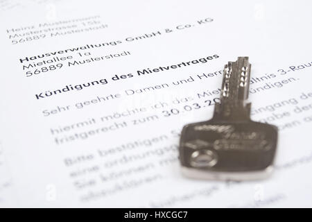 Notifica scritta di un contratto di noleggio con una chiave, scritto del preavviso di rescissione di un contratto di locazione con una chiave |, Schriftliche Kuendigung eines Mietver Foto Stock
