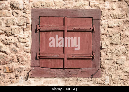 Massiccio muro di casa con finestra, Massive Hausmauer mit Fenster Foto Stock