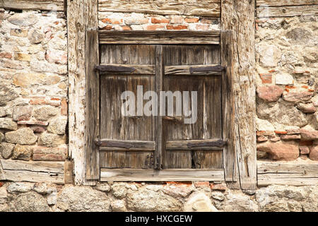 Massiccio muro di casa con finestra, Massive Hausmauer mit Fenster Foto Stock