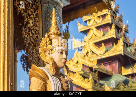 Particolare di una statua di Shwedagon pagoda in Yangon, Birmania Myanmar Foto Stock