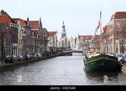 Pittoresco Luttik Oudorp canal, centro di Alkmaar, Paesi Bassi, guardando verso De Waag edificio (Pesare casa). Foto Stock