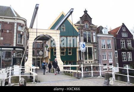 Kuipersbrug, un ponte levatoio in legno nel centro di Alkmaar, Paesi Bassi, attraversando Luttik Oudorp canal. Xvi secolo legno verde "Huis met de Kogel'. Foto Stock