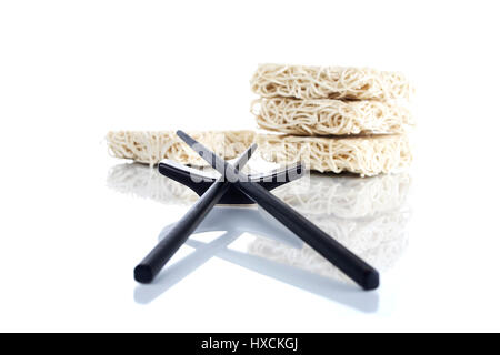 Asian tagliatelle con asta, Asiatische Nudeln mit Staebchen Foto Stock