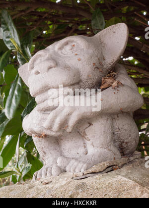 Un pauroso ma divertente poco gremlin statua Foto Stock
