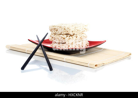 Asian noodles nella ciotola con asta, Asiatische Nudeln in Schale mit Staebchen Foto Stock