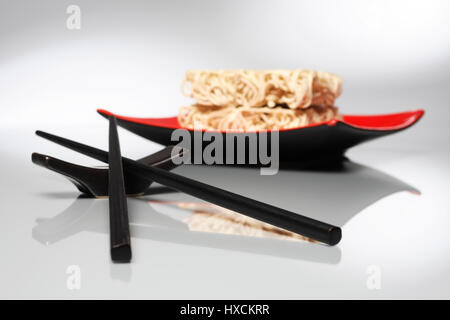 Asian tagliatelle con asta, Asiatische Nudeln mit Staebchen Foto Stock