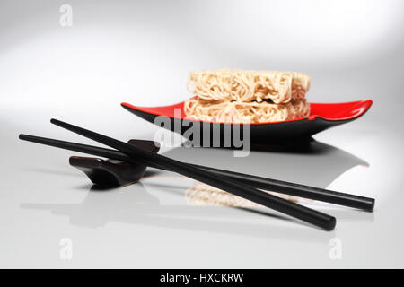 Asian tagliatelle con asta, Asiatische Nudeln mit Staebchen Foto Stock