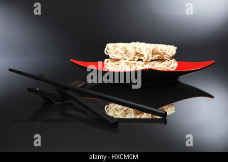 Asian noodles nella ciotola con asta, Asiatische Nudeln in Schale mit Staebchen Foto Stock