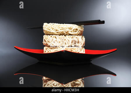 Asian noodles nella ciotola con asta, Asiatische Nudeln in Schale mit Staebchen Foto Stock