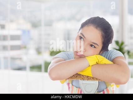 Digital composito di stanca triste cleaner lady day dreaming nella parte anteriore della finestra di ufficio Foto Stock