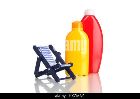 Teli da bagno, sedia a sdraio e crema solare, Badelaken, Liegestuhl und Sonnencreme Foto Stock