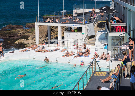 Una bella giornata autunnale a Bondi Iceberg, La spiaggia di Bondi, Sydney, Australia. Foto Stock