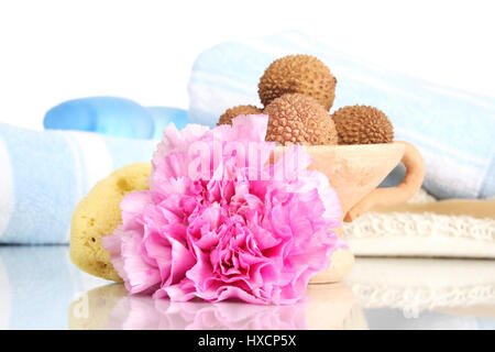 Fiore di garofano, litchi e utensili da bagno, Nelkenbluete, Litschis und Badeutensilien Foto Stock