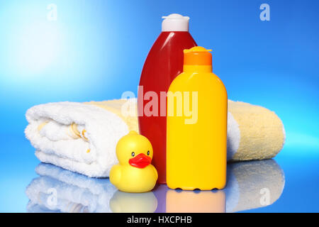 Teli da Bagno con latte solare e anatra elastico, Badelaken mit Sonnenmilch und Gummiente Foto Stock