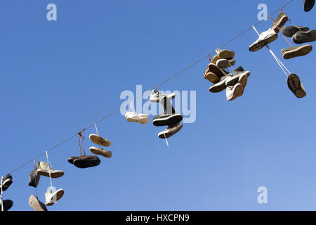 Scarpe su una linea di alimentazione di potenza, scarpe su una linea di potenza |, Schuhe auf einer Stromleitung | pattini su una linea di potenza| Foto Stock