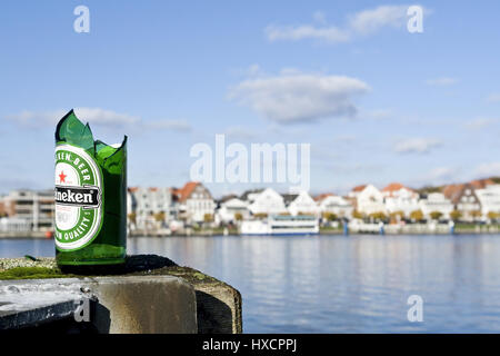 Rotture di bottiglia di birra in una fase di sbarco nel porto, rotte bottiglia di birra a un dock nel porto |, Kaputte Bierflasche un einer Anlegestelle Hafe im Foto Stock