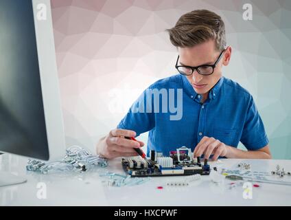 Composito Digitale dell uomo con l elettronica contro verde e rosa maglia del vettore Foto Stock