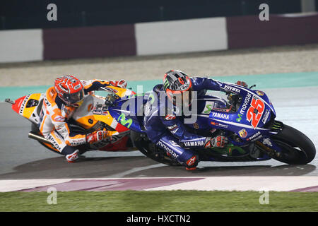 Movistar Yamaha MotoGP il pilota spagnolo MAVERICK VINALES (n°25)e Marc Marquez della Spagna e del Repsol Honda Team compete durante la gara 2017 Qatar MotoGP sul circuito Internazionale di Losail, a nord della capitale Doha, Qatar il 26 marzo 2017. Credito: marco iorio/Alamy Live News Foto Stock