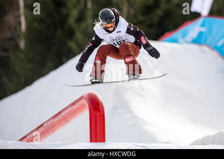 Spindleruv Mlyn, Repubblica Ceca. 25 Mar, 2017. Germania SILVIA MITTERMULLER in azione durante la Coppa del mondo AUDI SNOW JAM FIS SNOWBOARD SLOPESTYLE finale a Spindleruv Mlyn, Repubblica ceca, 25 marzo 2017. Credito: David Tanecek/CTK foto/Alamy Live News Foto Stock