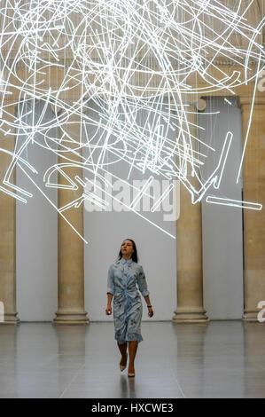 Londra, Regno Unito. Il 27 marzo 2017. Un membro del personale opinioni una grande nuova installazione da Cerith Wyn Evans intitolata "forme nello spazio ... dalla luce (nel tempo)' svelato in Duveen gallerie al Tate Britain. Il nuovo artwork è stato creato per l'annuale Tate Britain Commissione, sostenuta da Sotheby's e comprende quasi 2 km di illuminazione al neon sospesi dal soffitto in una varietà di forme fantastiche. Credito: Stephen Chung / Alamy Live News Foto Stock