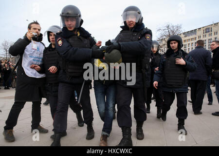 Mosca, Russia. Il 26 marzo 2017. La polizia di trattenere un partecipante in russo attivisti dell'opposizione Alexei Navalny di anti-corruzione rally in piazza Pushkin. La manifestazione non è stata autorizzata dal governo di Mosca. Foto Stock