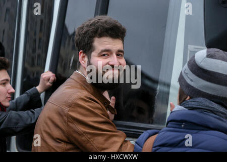 Mosca, Russia. Il 26 marzo 2017. La polizia di trattenere un partecipante in russo attivisti dell'opposizione Alexei Navalny di anti-corruzione rally in piazza Pushkin. La manifestazione non è stata autorizzata dal governo di Mosca. Foto Stock