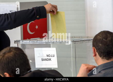 Monaco di Baviera, Germania. 27 Mar, 2017. Un elettore turco può essere visto di esprimere il loro voto in corrispondenza di una stazione di polling a Monaco di Baviera, Germania, 27 marzo 2017. La gente turca in Germania sono chiamati a votare nel controverso piano di riforma del presidente turco Erdogan. La riforma avrebbe concesso il capo di stato di una significativa quantità di potenza in Turchia. Foto: Peter Kneffel/dpa/Alamy Live News Foto Stock