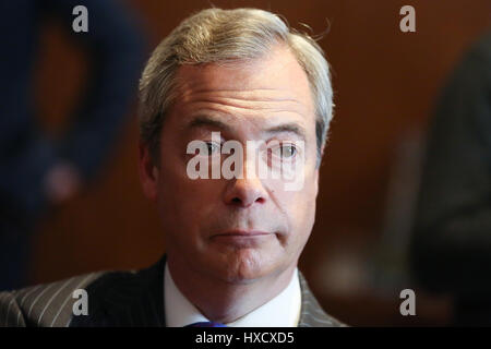 Il Marriott County Hall, Westminster. 27 mar 2017 - Nigel Farage in occasione della conferenza stampa. A monte del primo ministro innescando Articolo 50 Mercoledì 29 Mar 2017, UKIP Leader Paolo Nuttall espone nel suo discorso, le sei principali prove da cui il paese è in grado di giudicare il Primo ministro di Theresa Maggio's Brexit negoziati. Credito: Dinendra Haria/Alamy Live News Foto Stock