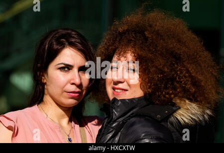 Dundee, Tayside, Scozia. Il 27 marzo, 2017. Regno Unito meteo: il 2° giorno di estate e le persone che si godono il marzo canicola lambente Tayside. Una donna irachena [sinistra] e un francese donna algerina [destra] in piedi vicino insieme al di fuori del Overgate shopping mall in Scozia. Credito: Dundee fotografico /Alamy Live News Foto Stock