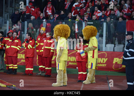 Cluj Napoca, Romania. 26 Mar, 2017. La mascotte ufficiale della nazionale di calcio della Romania facendo scherzi a FIFA World Cup Match qualificatori di Romania vs Danimarca Credito: Pal Szilagyi Palko/Alamy Live News Foto Stock