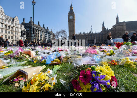 Londra, Regno Unito. 27 Mar, 2017. Omaggi floreali stabiliti nella parte anteriore del case del Parlamento dopo gli attentati terroristici di Westminster. Credito: Stephen Chung/Alamy Live News Foto Stock