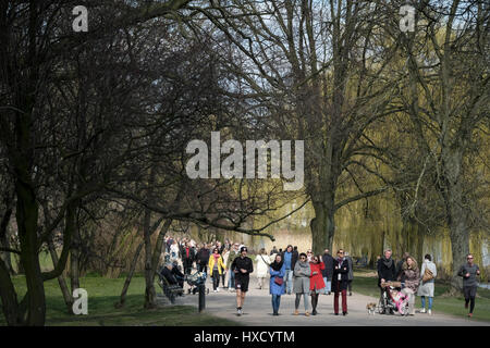 Amburgo, Germania. 26 Mar, 2017. Passeggini a piedi lungo una strada mentre le temperature rimangono caldo e moderato ad Amburgo, Germania, 26 marzo 2017. Foto: Axel Heimken/dpa/Alamy Live News Foto Stock