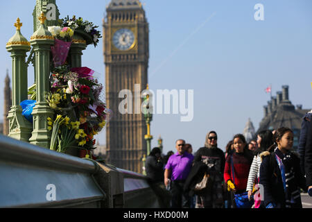 Westminster London, Regno Unito. 27 Mar, 2017. Omaggi floreali sinistra sul Westminster Bridge in memoria del 22 marzo Londra il terrore delle vittime di attacco. Credito: Dinendra Haria/Alamy Live News Foto Stock