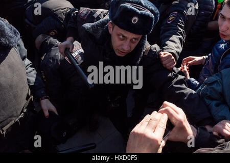 Mosca, Russia. 26 Mar, 2017. Un poliziotto spinge un protestor durante un anti-corruzione protesta a Mosca, in Russia, il 26 marzo 2017. Federazione degli organi incaricati di applicare la legge ha agito correttamente durante la domenica "" non autorizzato di protesta, durante la quale centinaia di partecipanti sono stati arrestati, il Cremlino detto lunedì. I dati ufficiali hanno mostrato che circa 7,000-8.000 persone hanno preso la strada nel centro di Mosca domenica nel corso di una protesta contro la corruzione. La polizia arrestati alcuni 500 persone durante la dimostrazione. Credito: Evgeny Sinitsyn/Xinhua/Alamy Live News Foto Stock