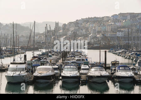 Brixham, Devon, Regno Unito. 27 Mar, 2017. Regno Unito Meteo. Barche ormeggiate nel porto su un nebuloso calda giornata di sole a Brixham nel Devon. Photo credit: Graham Hunt/Alamy Live News Foto Stock