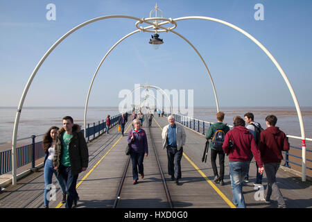 Famiglie che camminano sul molo a Southport, Merseyside. Meteo Regno Unito. 27th marzo 2017. Sole mozzafiato sulla spiaggia e sul molo per i passeggini che si godono una brillante giornata di primavera nel resort. Credit: MediaWorldImages/AlamyLiveNews Foto Stock