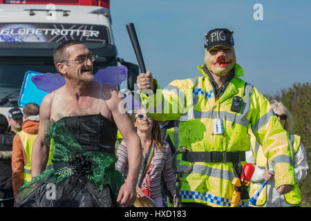 Blackpool, Regno Unito. 27 Mar, 2017. Felice lunedì star Bez (Marco Berry) supportato anti-fracking dimostranti presso la Cuadrilla esplorativo fracking shalegas sito dove manifestanti sbarramento il gate slow camminato un 'Globetrotter' autocarro come ha lasciato il sito. Essi hanno camminato lentamente per quanto Plumpton Hall Farm, le cui terre il sito è costruito su, prima che la polizia è riuscita a spostarli fuori strada. Constable 666 passeggiate con "Fluffy" nella parte anteriore del camion. Constable 666 falsley è stato arrestato a Barton Moss su una spuria 'drink guida' carica. Credito: Dave Ellison/Alamy Live News Foto Stock