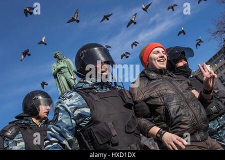 Mosca, Russia. 26 Mar, 2017. La polizia arresta un uomo durante un anti-corruzione protesta a Mosca, in Russia, il 26 marzo 2017. Federazione degli organi incaricati di applicare la legge ha agito correttamente durante la domenica "" non autorizzato di protesta, durante la quale centinaia di partecipanti sono stati arrestati, il Cremlino detto lunedì. I dati ufficiali hanno mostrato che circa 7,000-8.000 persone hanno preso la strada nel centro di Mosca domenica nel corso di una protesta contro la corruzione. La polizia arrestati alcuni 500 persone durante la dimostrazione. Credito: Wu Zhuang/Xinhua/Alamy Live News Foto Stock