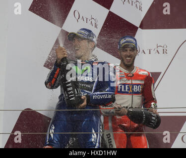 Sul Circuito Internazionale di Losail, in Qatar. 26 Mar, 2017. Maverick Vinales, e Andrea Dovizioso sul podio dopo il Gran Premio del Qatar. Credito: Tom Morgan/Alamy Live News Foto Stock