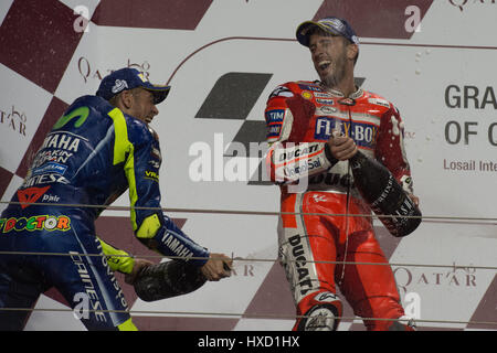 Sul Circuito Internazionale di Losail, in Qatar. 26 Mar, 2017. Valentino Rossi e Andrea Dovizioso sul podio dopo il Gran Premio del Qatar. Credito: Tom Morgan/Alamy Live News Foto Stock