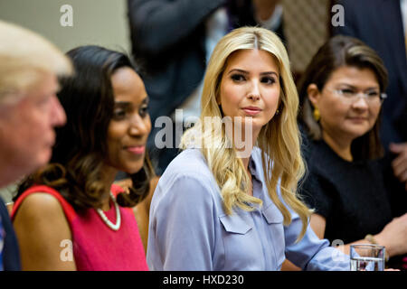 Washington, Stati Uniti d'America. 27 Mar, 2017. Claudia Mirza, co-fondatore e chief executive officer di Akorbi, da destra, Ivanka Trump, figlia di U.S. Presidente Donald Trump, Jessica Johnson, presidente di Johnson Security Bureau Inc. e Presidente Trump ascoltare durante un incontro con le donne ai proprietari di piccole aziende nella sala Roosevelt della Casa Bianca di Washington, DC, Stati Uniti, lunedì 27 marzo, 2017. Credito: MediaPunch Inc/Alamy Live News Foto Stock