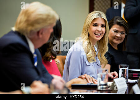 Ivanka Trump, figlia di U.S. Presidente Donald Trump, parla come Presidente Trump, sinistra, ascolta durante un incontro con le donne ai proprietari di piccole aziende nella sala Roosevelt della Casa Bianca di Washington, DC, Stati Uniti, lunedì 27 marzo, 2017. Gli investitori su lunedì ulteriore svolto mestieri ha avviato nel mese di novembre in appoggio sull'idea che l'elezione di Trump e un Congresso repubblicano intende il passaggio agevole di un ordine del giorno che aziende in primo piano-friendly tagli fiscali e di modifiche normative. Credito: Andrew Harrer/Piscina via CNP - nessun filo SERVICE - foto: Andrew Harrer/consolidato Notizie Foto/Andrew Harrer - Poo Foto Stock